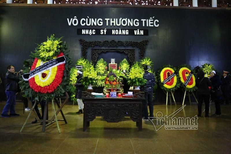 Lễ tang được tổ chức trang trọng, những ca khúc nổi tiếng của  nhạc sĩ Hoàng Vân như Hát về cây lúa hôm nay, Người chiến sĩ ấy, Bài ca xây dựng... được bật lên như những lời tiễn biệt của người thân dành cho ông.